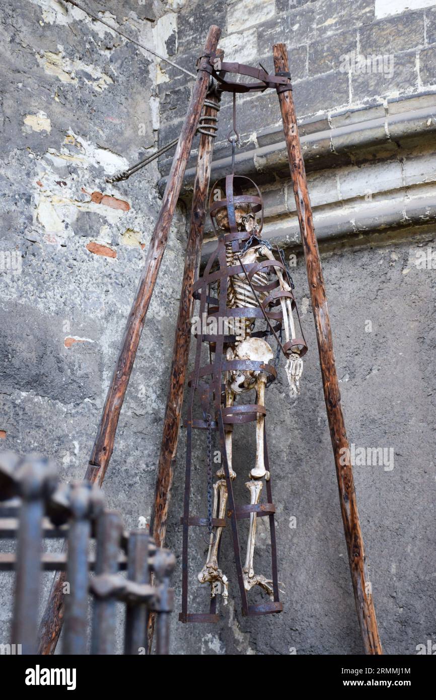 Squelette en gibbet, Tour Dalibor (ancienne prison) Château de Prague à Prague (République tchèque) Banque D'Images