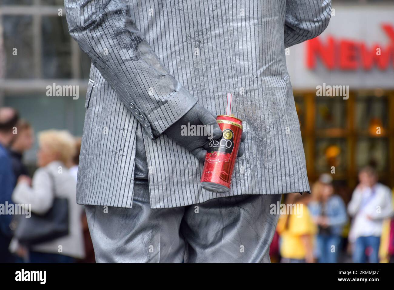 Un streetartist (Statue vivante) dans le cœur touristique de Prague cache sa boisson pour le public. Banque D'Images