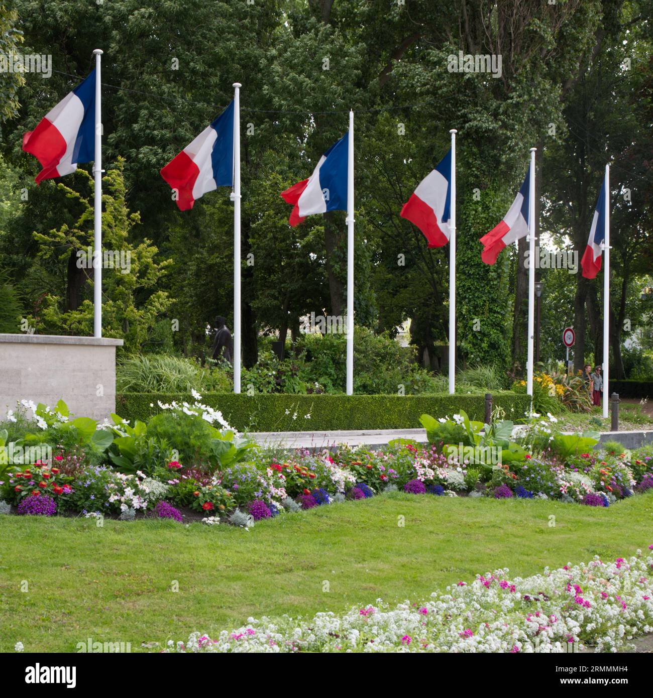 Drapeaux français sur le monument aux morts de Calais, place du Maréchal Foch, France Banque D'Images
