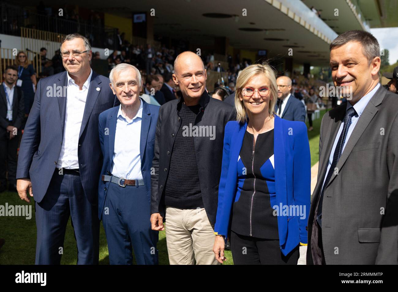 Paris, France 29 août 2023. PDG de la société énergétique française TotalEnergies Patrick Pouyanne, paléoclimatologue français Jean Jouzel, Président de la Fondation Solar Impulse Dr Bertrand Piccard, Agnes Pannier-Runacher, ministre française de la transition énergétique, et EDF Luc Remont, PDG du géant français de l'énergie contrôlé par l'État, posent lors d'une réunion d'entrepreneurs français (REF) organisée par l'association patronale française mouvement des entreprises de France (MEDEF) à l'hippodrome de Longchamp à Paris, le 29 août 2023. Photo de Raphael Lafargue/ABACAPRESS.COM Banque D'Images