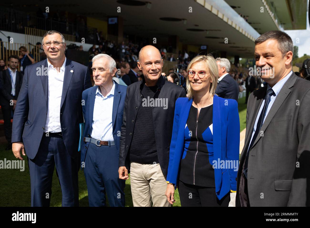 Paris, France 29 août 2023. PDG de la société énergétique française TotalEnergies Patrick Pouyanne, paléoclimatologue français Jean Jouzel, Président de la Fondation Solar Impulse Dr Bertrand Piccard, Agnes Pannier-Runacher, ministre française de la transition énergétique, et EDF Luc Remont, PDG du géant français de l'énergie contrôlé par l'État, posent lors d'une réunion d'entrepreneurs français (REF) organisée par l'association patronale française mouvement des entreprises de France (MEDEF) à l'hippodrome de Longchamp à Paris, le 29 août 2023. Photo de Raphael Lafargue/ABACAPRESS.COM Banque D'Images