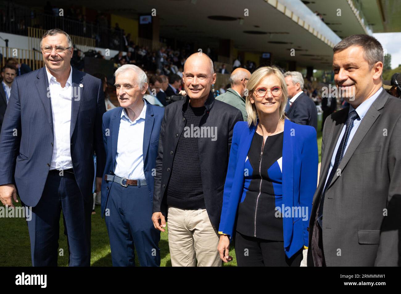 Paris, France 29 août 2023. PDG de la société énergétique française TotalEnergies Patrick Pouyanne, paléoclimatologue français Jean Jouzel, Président de la Fondation Solar Impulse Dr Bertrand Piccard, Agnes Pannier-Runacher, ministre française de la transition énergétique, et EDF Luc Remont, PDG du géant français de l'énergie contrôlé par l'État, posent lors d'une réunion d'entrepreneurs français (REF) organisée par l'association patronale française mouvement des entreprises de France (MEDEF) à l'hippodrome de Longchamp à Paris, le 29 août 2023. Photo de Raphael Lafargue/ABACAPRESS.COM Banque D'Images