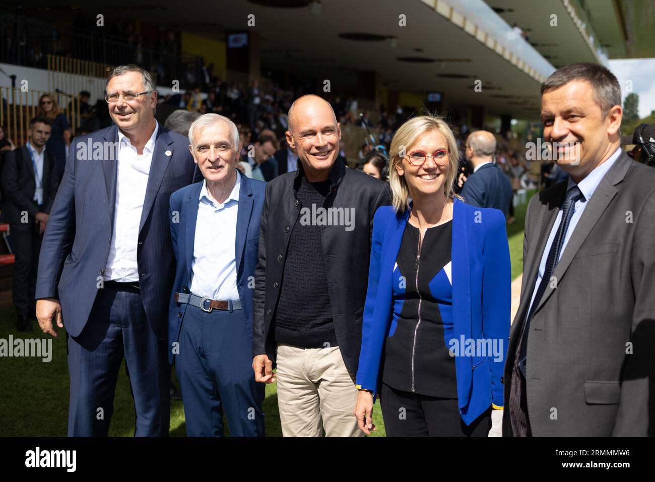 Paris, France 29 août 2023. PDG de la société énergétique française TotalEnergies Patrick Pouyanne, paléoclimatologue français Jean Jouzel, Président de la Fondation Solar Impulse Dr Bertrand Piccard, Agnes Pannier-Runacher, ministre française de la transition énergétique, et EDF Luc Remont, PDG du géant français de l'énergie contrôlé par l'État, posent lors d'une réunion d'entrepreneurs français (REF) organisée par l'association patronale française mouvement des entreprises de France (MEDEF) à l'hippodrome de Longchamp à Paris, le 29 août 2023. Photo de Raphael Lafargue/ABACAPRESS.COM Banque D'Images