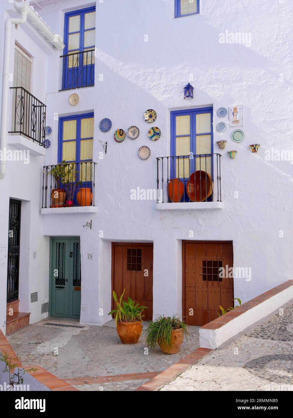 Frigiliana, maison de trois étages décorée avec poterie espagnole et assiettes, Nerja, province de Malaga, Andalousie, Espagne. Banque D'Images