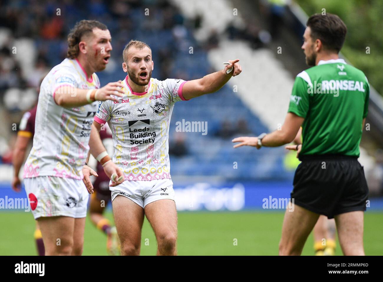 Huddersfield, Angleterre - 25 août 2023 Jarrod O'Connor (14 ans) de Leeds Rhinos réagit à l'arbitre Marcus Griffiths à propos de Jake Connor (1 ans) de Huddersfield Giants controversé drop kick. Rugby League Betfred Super League , Huddersfield Giants vs Leeds Rhinos au John Smith's Stadium, Huddersfield, Royaume-Uni Banque D'Images