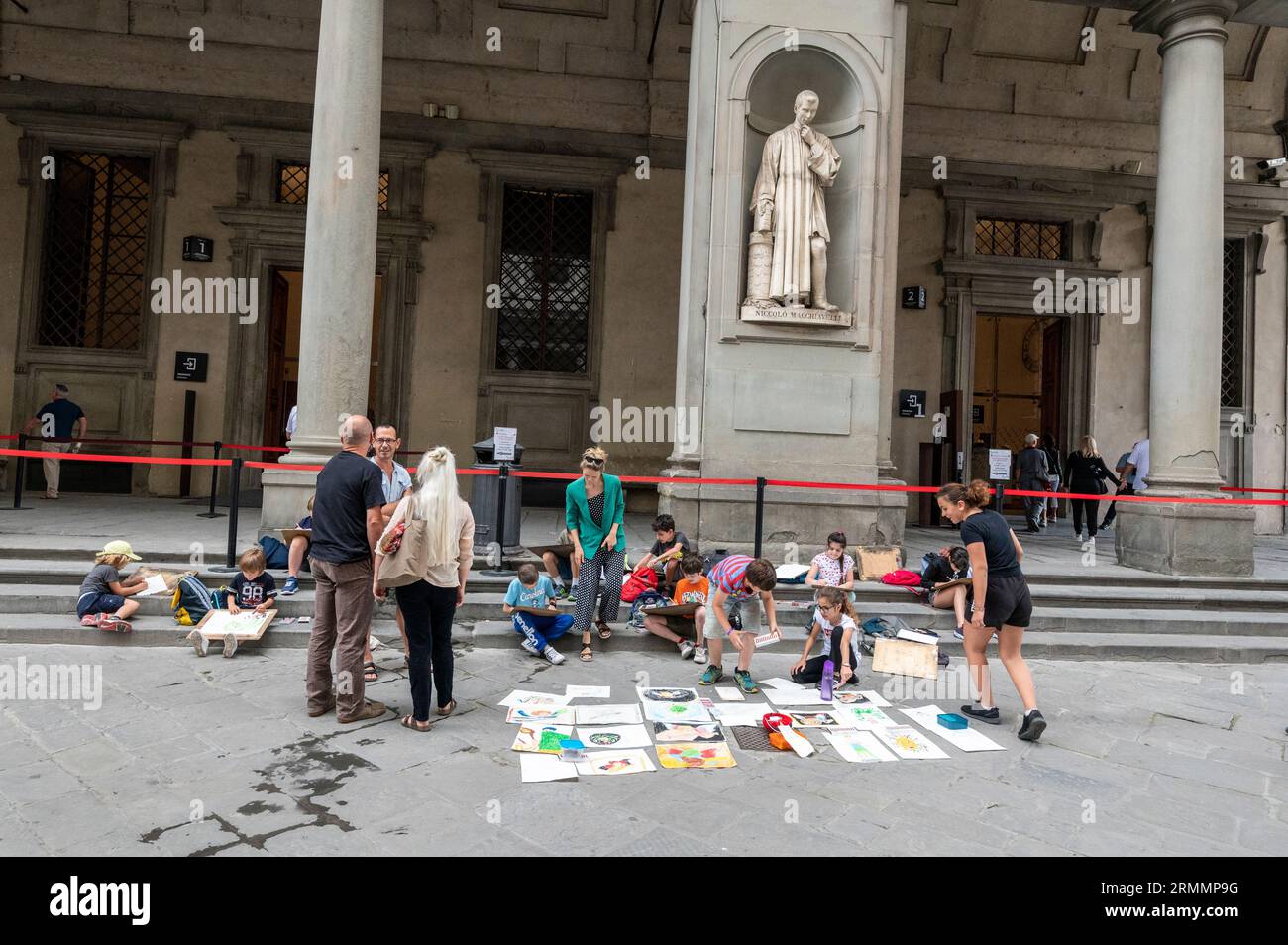 Un petit groupe d'écoliers locaux ayant leur leçon d'art avec leurs professeurs d'art dans la cour de la Galerie des Offices à Florence dans la région Toscane regi Banque D'Images