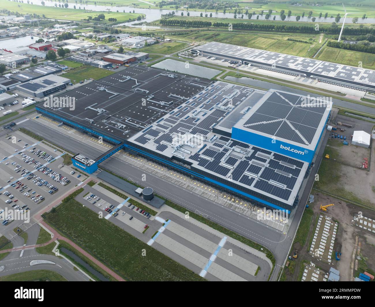 Waalwijk, 4 août 2023, pays-Bas. Vue aérienne du centre de distribution de pointe Bol.com's Banque D'Images