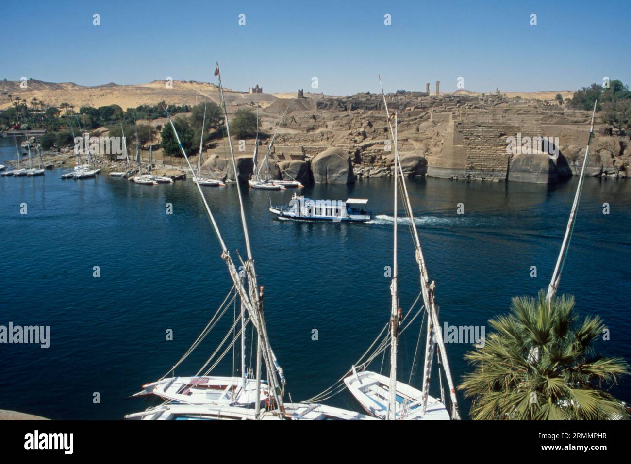 Bateau naviguant près de la première cataracte sur le Nil à Assouan Egypte Banque D'Images