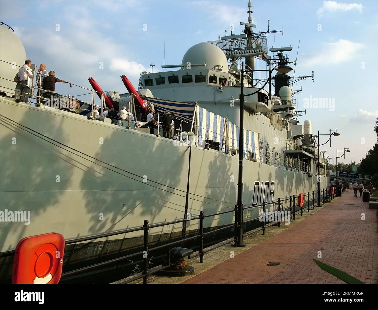 HMS Cardiff type 42 destroyer amarré aux quais de Cardiff 2005 visite du port de quai Banque D'Images