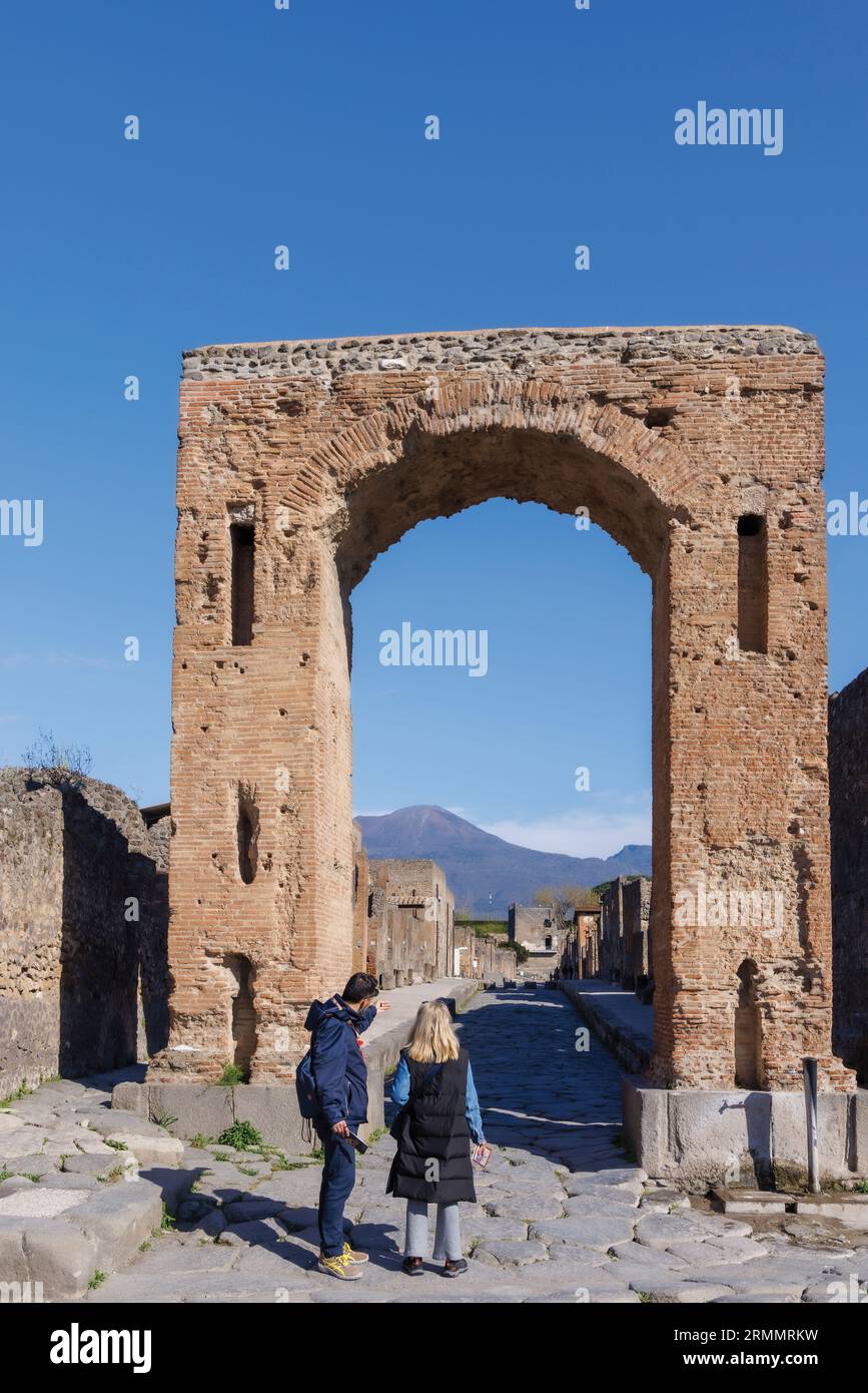 Site archéologique de Pompéi, Campanie, Italie. Arc de Caligula est le nom actuel. Il a été diversement connu comme l'Arc de Tibère, l'Arc de Banque D'Images