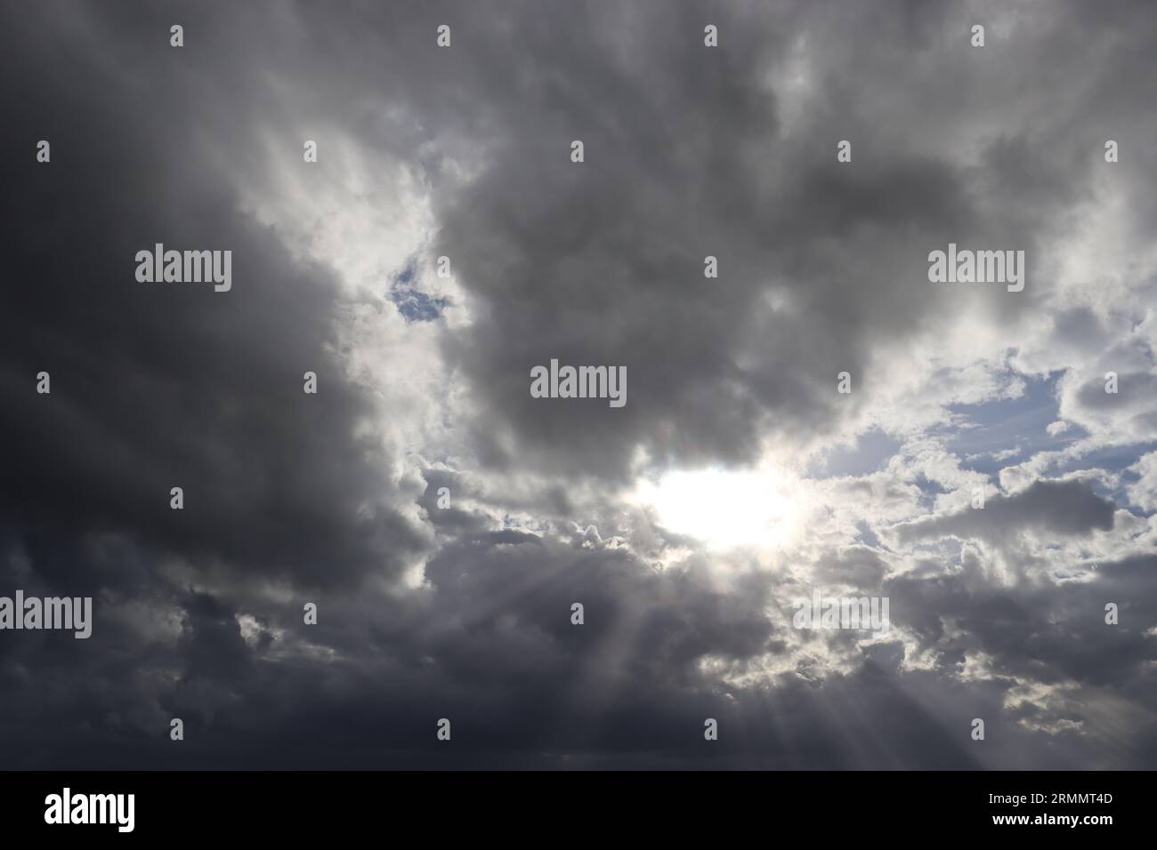 Ciel, nuages, soleil... Banque D'Images