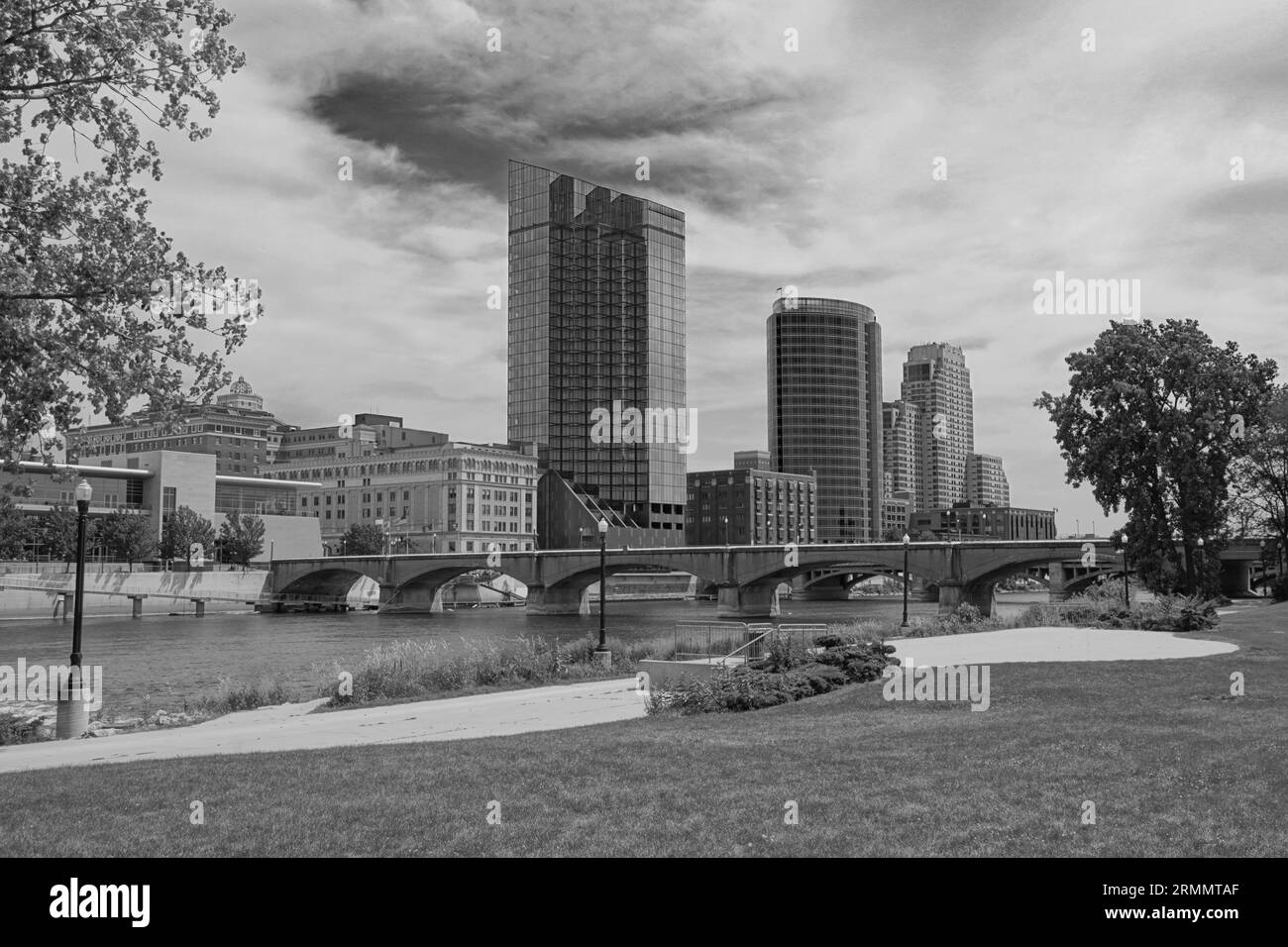 Paysage urbain de Grand Rapids Michigan avec la rivière Grand en noir et blanc Banque D'Images