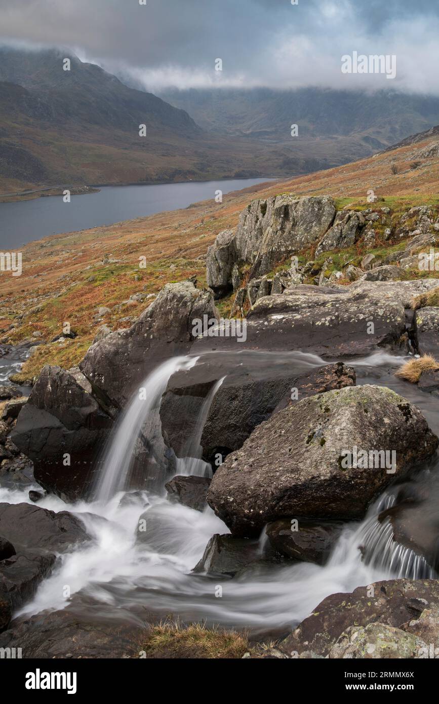 Tryfan et Llyn Ogwen dans des conditions dramatiques vues des pentes inférieures de Pen Yr Ole Wen, Carneddau, Eryri, pays de Galles du Nord, Royaume-Uni Banque D'Images