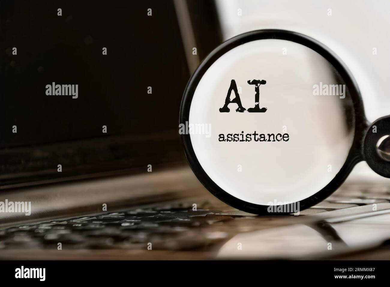Technologie d'assistance IA démontrée avec ordinateur portable, texte et loupe. Invite de commande et KI. Discutez avec l'intelligence artificielle. Banque D'Images