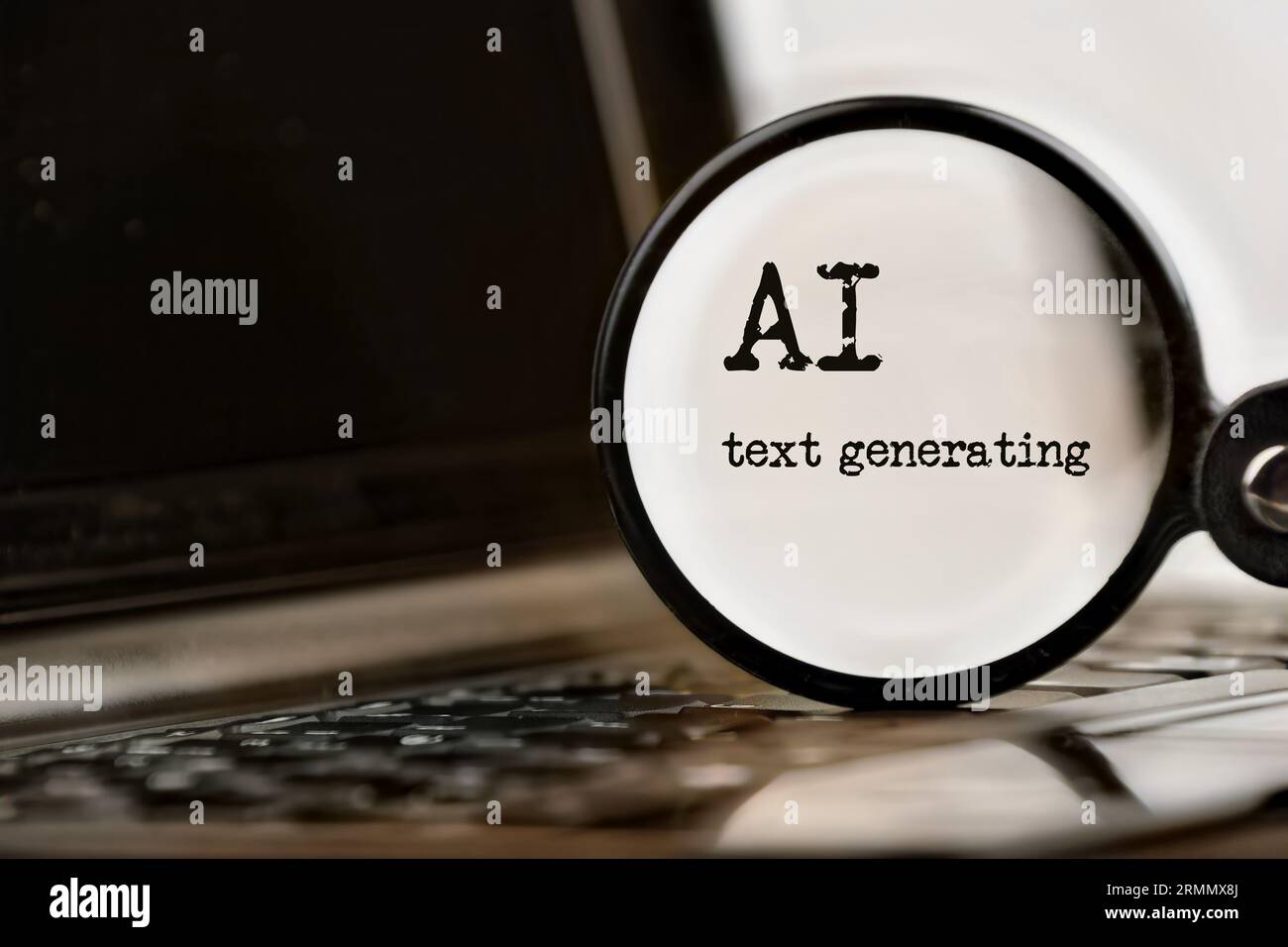 Technologie de génération de texte ai démontrée avec ordinateur portable, texte et loupe. Invite de commande et KI. Discutez avec l'intelligence artificielle. Banque D'Images