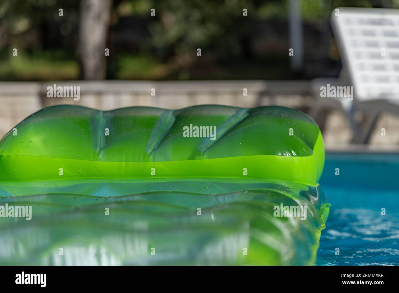 Se reposer près du matelas gonflable de la piscine sur l'eau en Croatie Banque D'Images