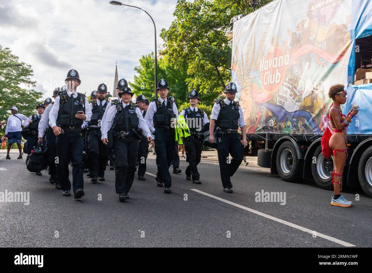 Groupe de policiers arrivant à Notting Hill Carnival Grand Parade 2023, Londres, Royaume-Uni. Banque D'Images