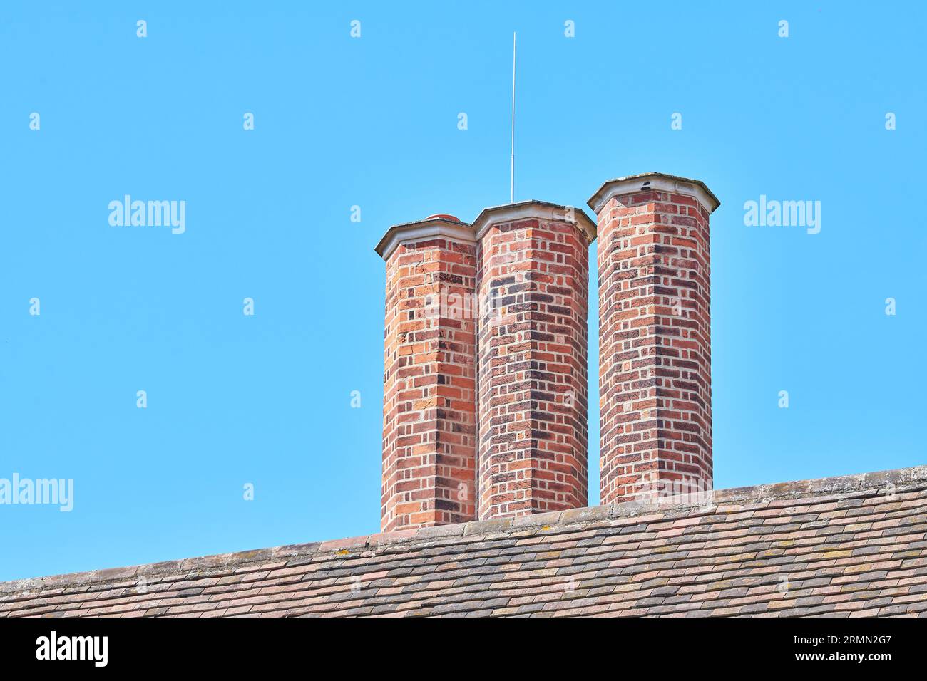 Trio de pots de cheminée en brique rouge au Queens 'College, Université de Cambridge, Angleterre. Banque D'Images