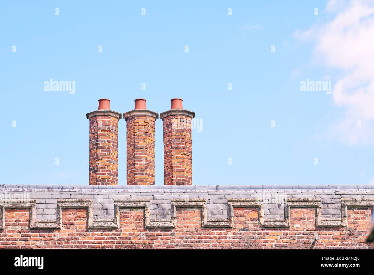 Trio de pots de cheminée en brique rouge au Queens 'College, Université de Cambridge, Angleterre. Banque D'Images