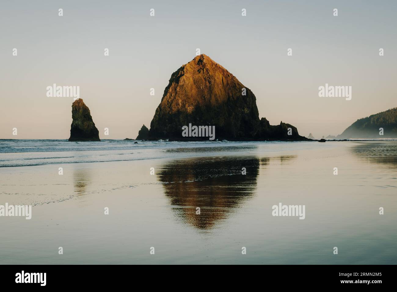 Haystack Rock au lever du soleil Banque D'Images