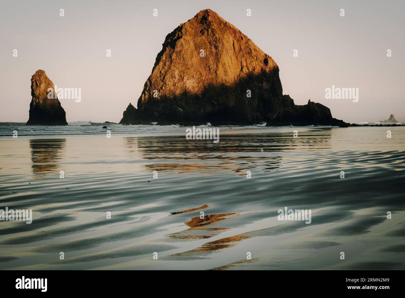 Haystack Rock au lever du soleil Banque D'Images