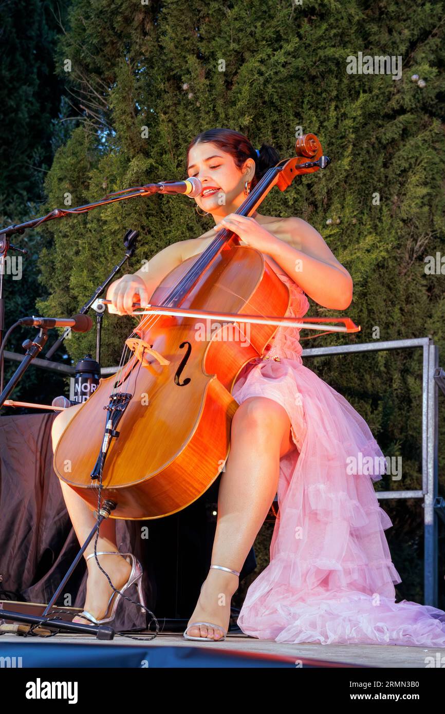 Ana Carla Maza en concert pour les invitations du Festival, à l'Oppidum d'Enserune. Nissan-lez-Enserune, Occitanie, France Banque D'Images