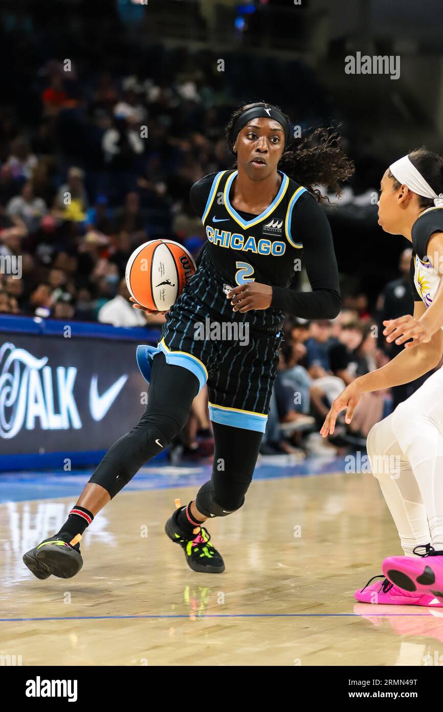 Kahleah Copper du Chicago Sky dribble autour d'un autre joueur à Chicago, Illinois à Wintrust Arena. Banque D'Images