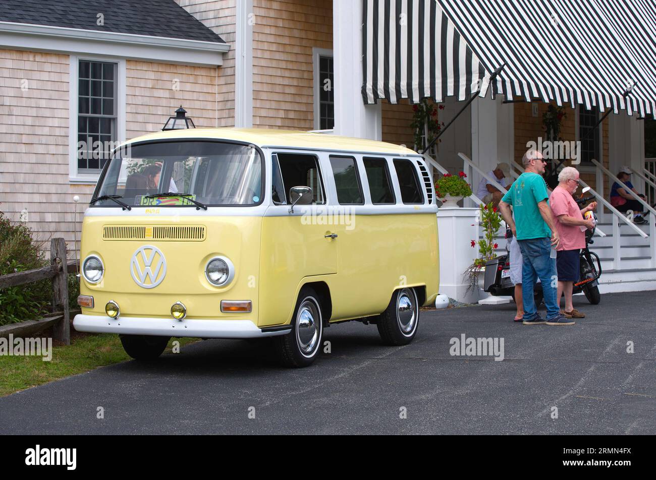 Dennis Festival Days. Un bus Volkswagen classique garé à côté du Dennis Playhouse après le défilé de voitures classiques. Banque D'Images