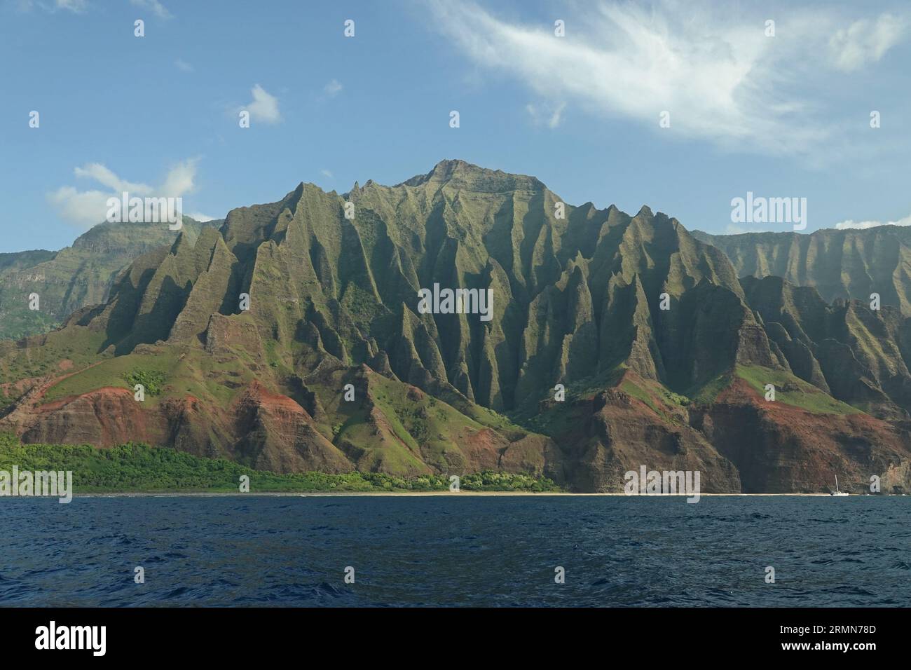 Les montagnes escarpées de la côte de Napali, situées sur l'île de Kauai, Hawaï, sont montrées depuis une vue sur l'océan Pacifique pendant la journée. Banque D'Images