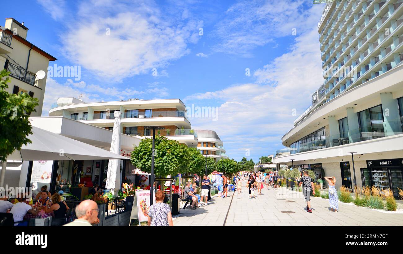 Swinoujscie, Pologne. 15 août 2023. La promenade de plage populaire sur la côte polonaise de la mer Baltique. Les touristes marchent le long de la promenade. Banque D'Images