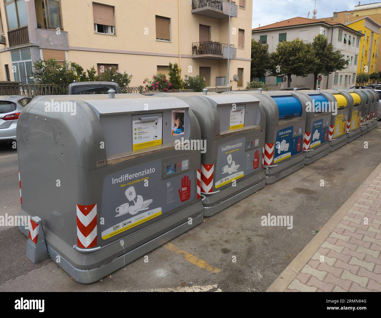 Conteneurs modernes pour la collecte séparée des déchets à Piombino, Livourne, Italie Banque D'Images