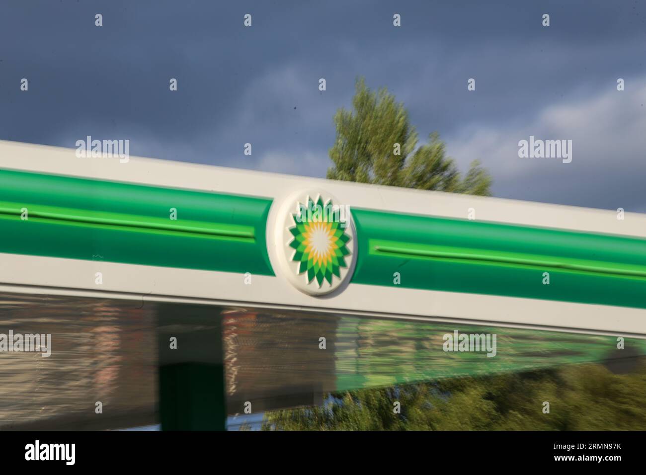 Viella, Asturies, 29 août 2023 : le symbole BP pendant le prix de l'essence dépasse 1,8 euros et celui du diesel dépasse 1,7 euros après huit semaines à la hausse, le 29 août 2023, à Viella, Espagne. Crédit : Alberto Brevers / Alamy Live News. Banque D'Images