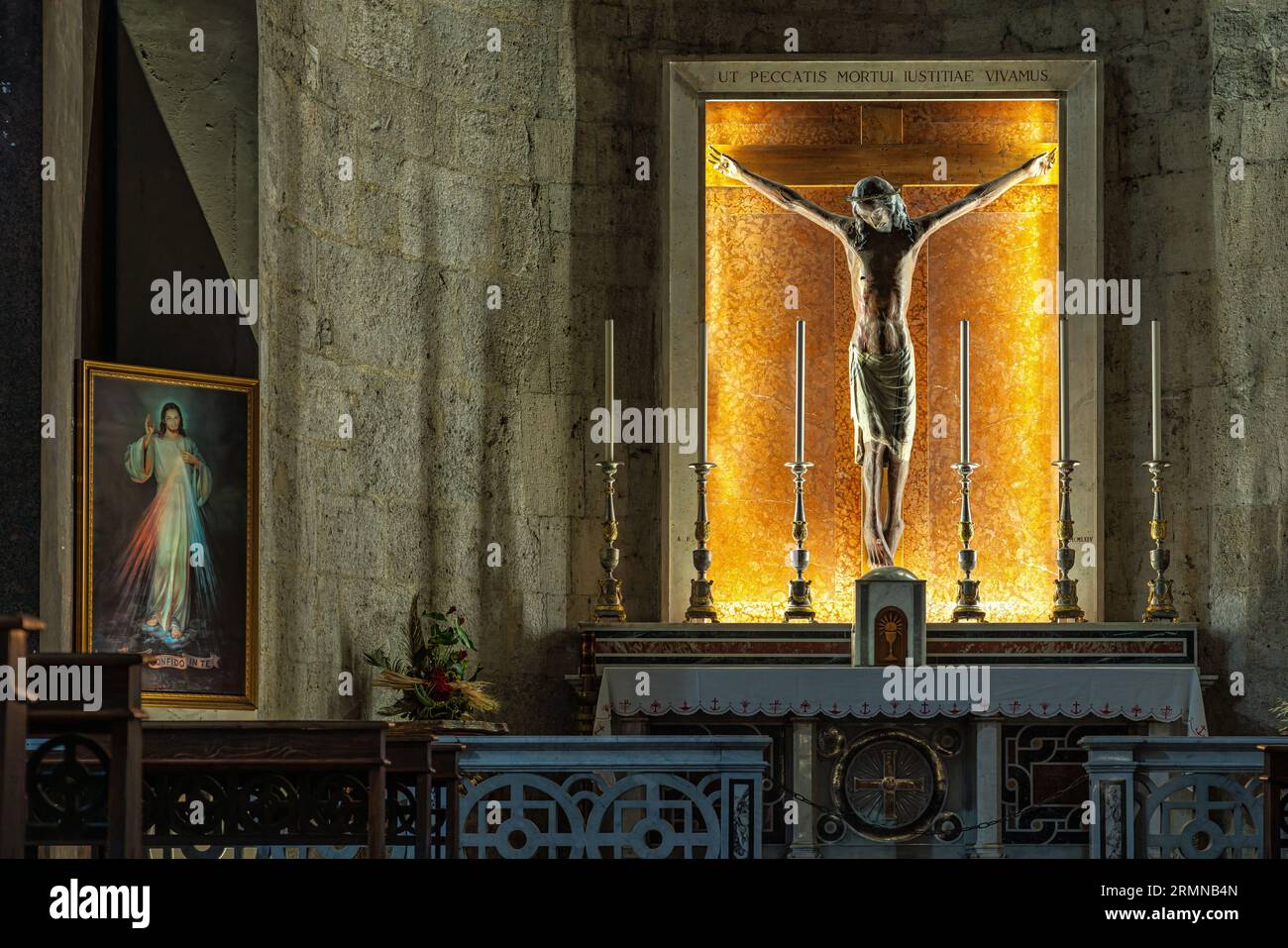 Chapelle du Saint Crucifix, sculpture datant de la première moitié du 15e siècle, de l'école des Marches. Ascoli Piceno, région des Marches, Italie, Banque D'Images