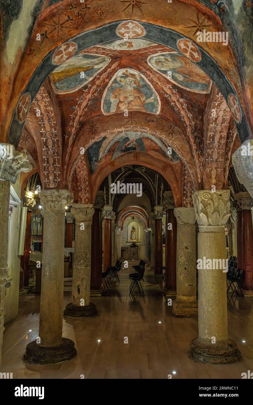Les colonnes de travertin qui soutiennent les voûtes décorées de fresques de la crypte de Sant'Emidio sous la cathédrale d'Ascoli Piceno. Région des Marches Banque D'Images