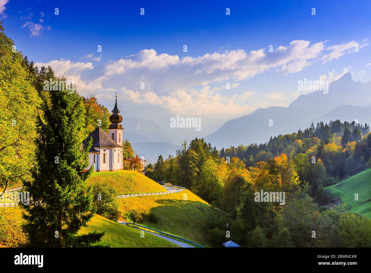 Bavière, Allemagne. Église Maria Gern avec pic Hochkalter sur fond. Banque D'Images