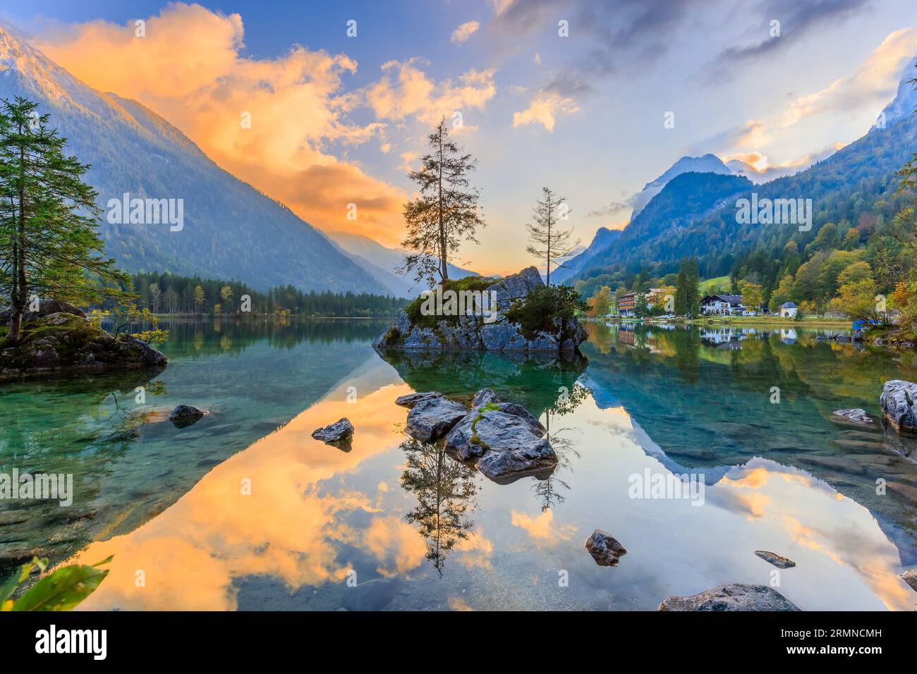 Parc national de Berchtesgaden, Allemagne. Le lac Hintersee et les Alpes bavaroises au lever du soleil. Banque D'Images