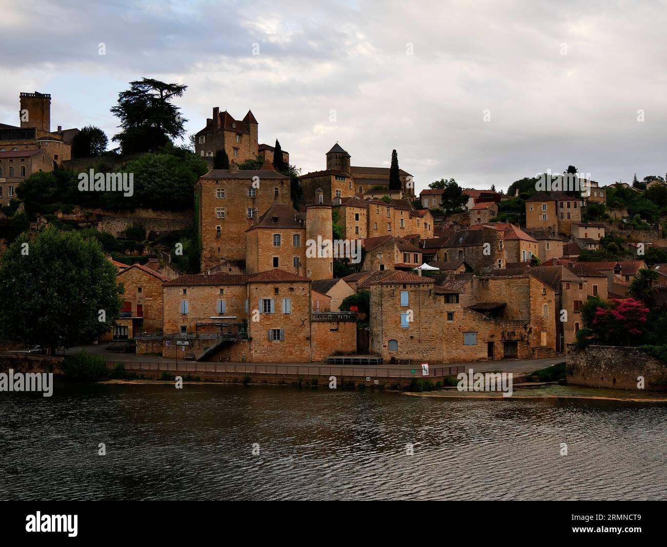 Puy L Eveque en France, vue depuis le pont le soir Banque D'Images