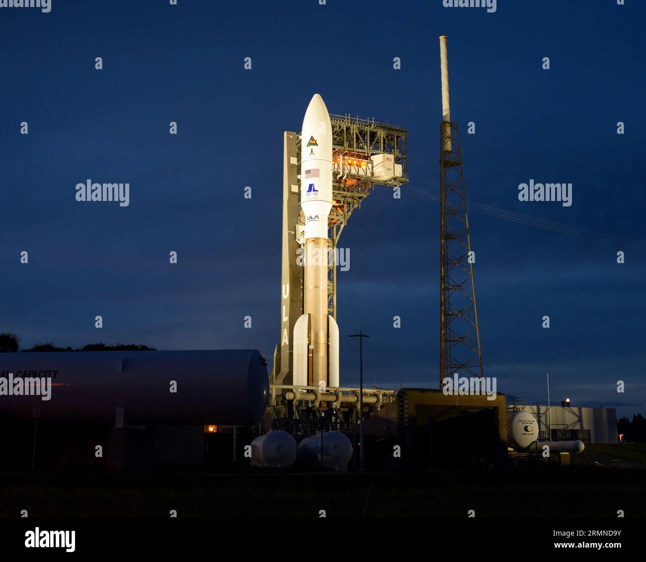 Dans la soirée précédant le lancement de la fusée Atlas V de la United Launch Alliance avec la charge utile du National reconnaissance Office NROL-107 SILENTBARKER, les gestionnaires ont décidé de reporter la mission en raison de l’impact potentiel de l’ouragan Idalia sur la Station spatiale de Cape Canaveral le lundi 28 août 2023. L’ULA a ramené le véhicule à ses installations et attendra que la tempête passe avant de décider d’une nouvelle date de lancement. Photo de Joe Marino/UPI crédit : UPI/Alamy Live News Banque D'Images