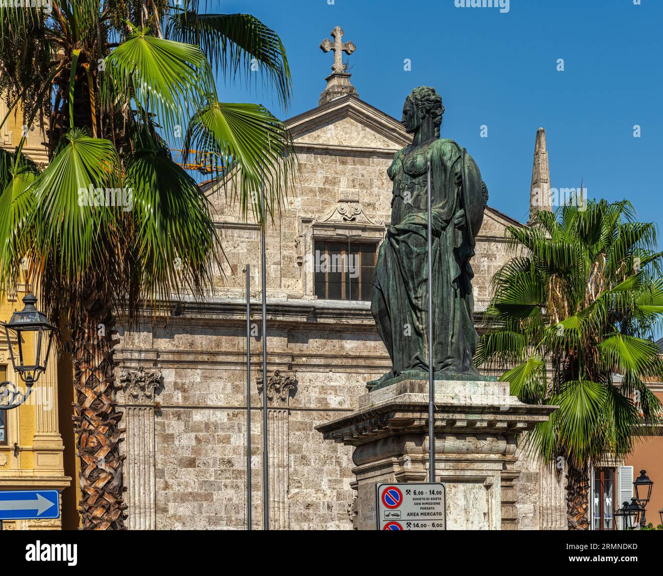 Dans le centre historique d'Ascoli, piazza Roma avec l'église de Santa Maria della Carità et la statue commémorative des morts de la grande guerre Banque D'Images