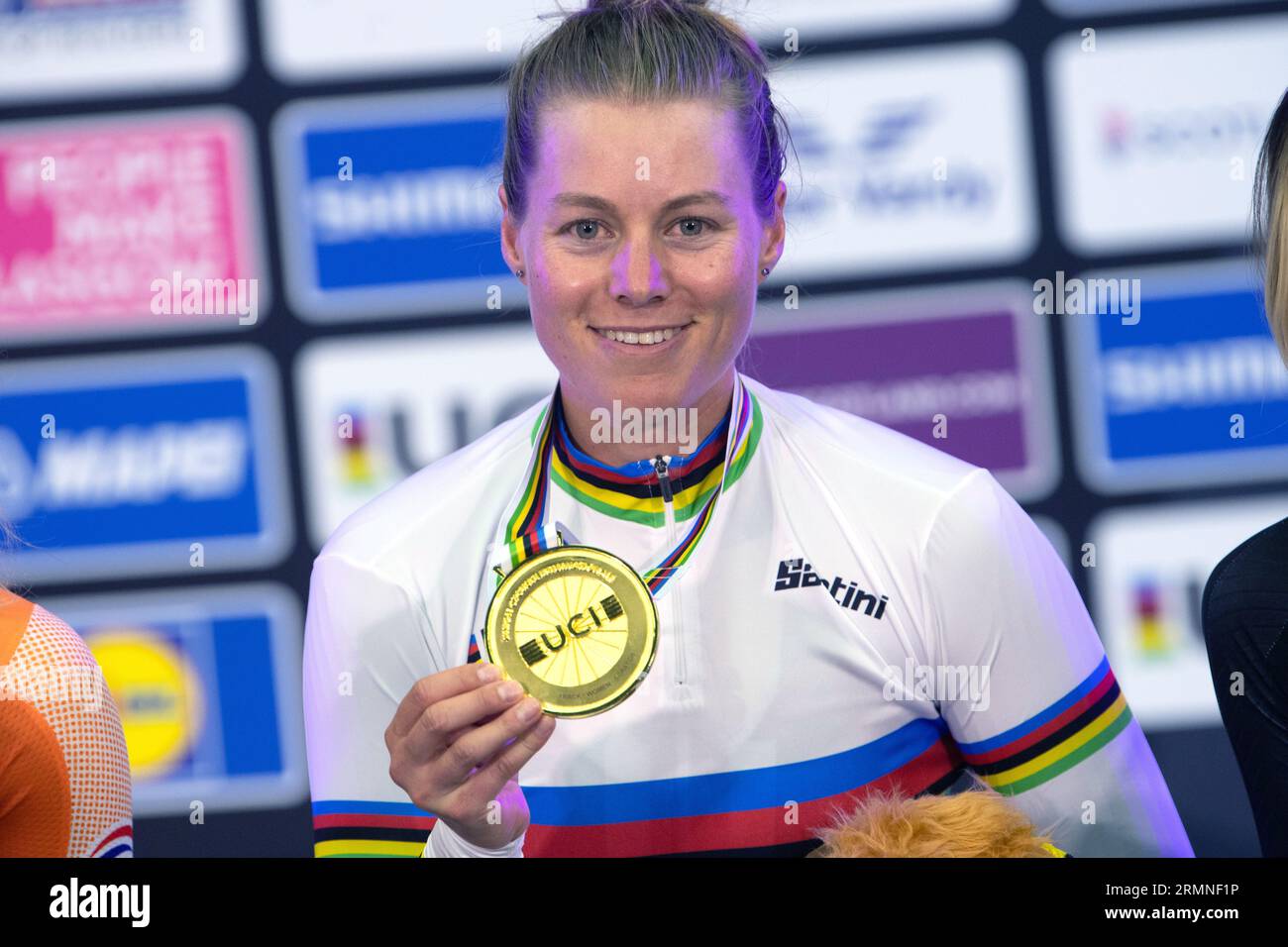 Jen Valente, médaillée d'or de Scratch Race et championne du monde sur le podium avec maillot arc-en-ciel. Championnats UCI Elite Track, 4 août 2023 Banque D'Images