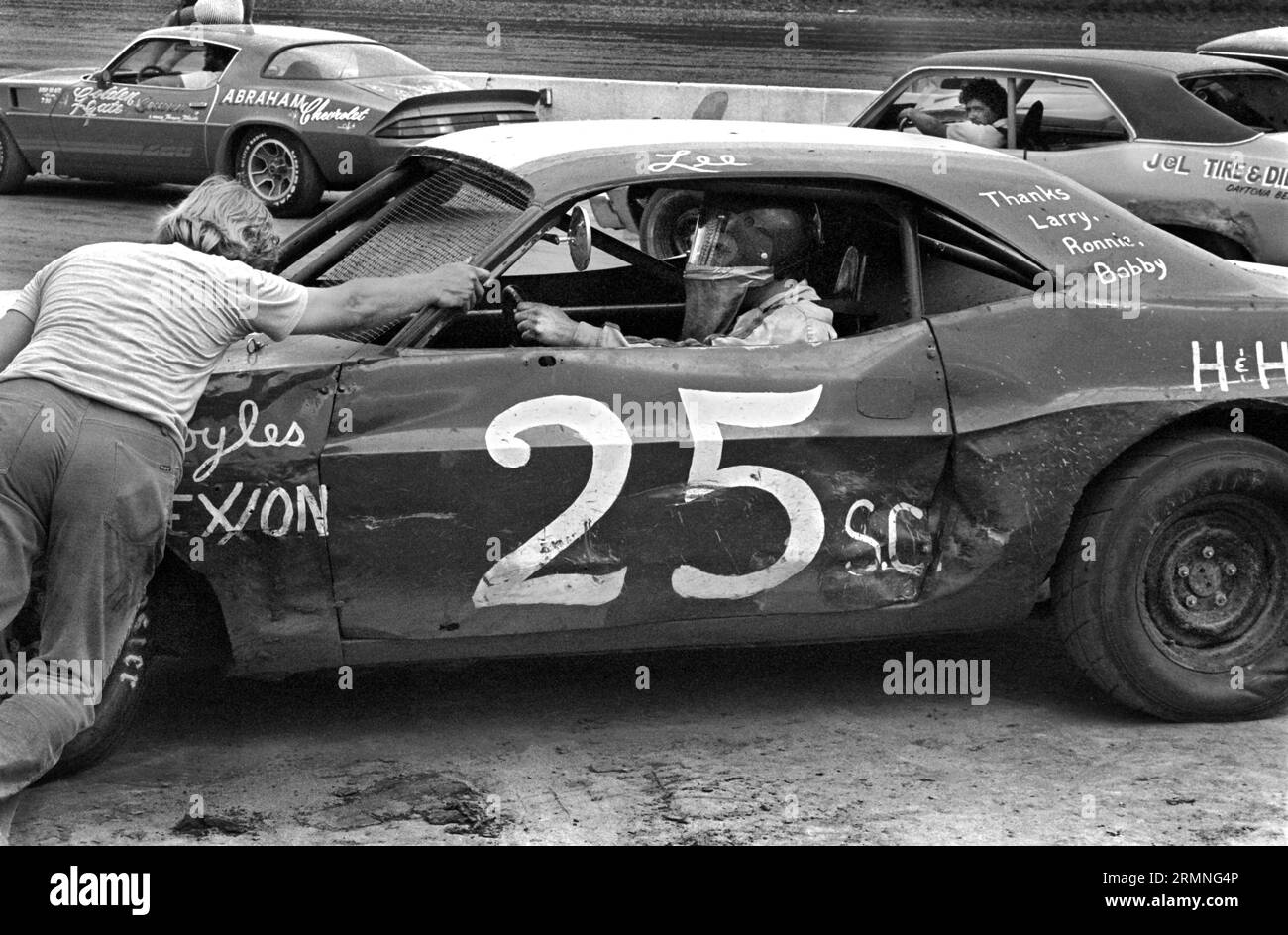 Les membres de l'équipe de course de stock-car amateurs du week-end se préparent pour le départ d'une course 1984 au Volusia Speedway à Barberville, en Floride. Banque D'Images Les membres de l'équipe de course de stock-car amateurs du week-end se préparent pour le départ d'une course 1984 au Volusia Speedway à Barberville, en Floride. Banque D'Images