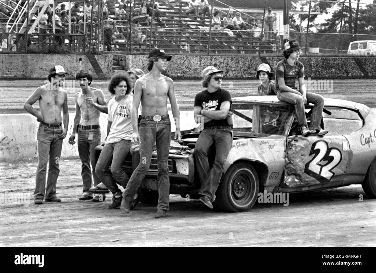 Le week-end, les membres de l'équipe de course de stock-car amateurs regardent une course de 1984 au Volusia Speedway à Barberville, en Floride. Banque D'Images Le week-end, les membres de l'équipe de course de stock-car amateurs regardent une course de 1984 au Volusia Speedway à Barberville, en Floride. Banque D'Images
