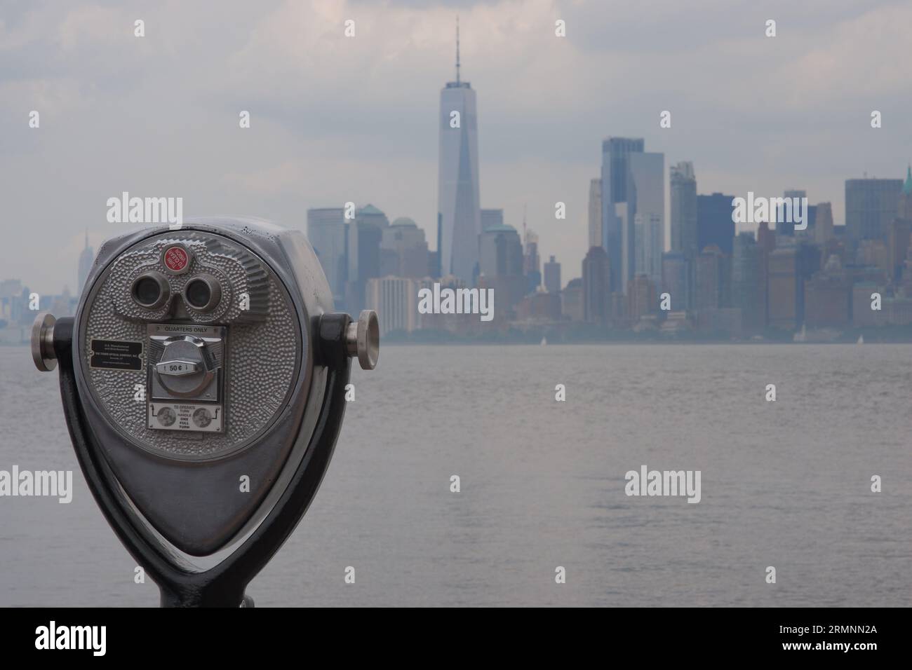 New York - vue depuis la Statue de la liberté. Quelques autres tags sont Manhattan - ville - Slides - artistique - route - Voyage - Affaires - Tourisme - Tourisme Banque D'Images