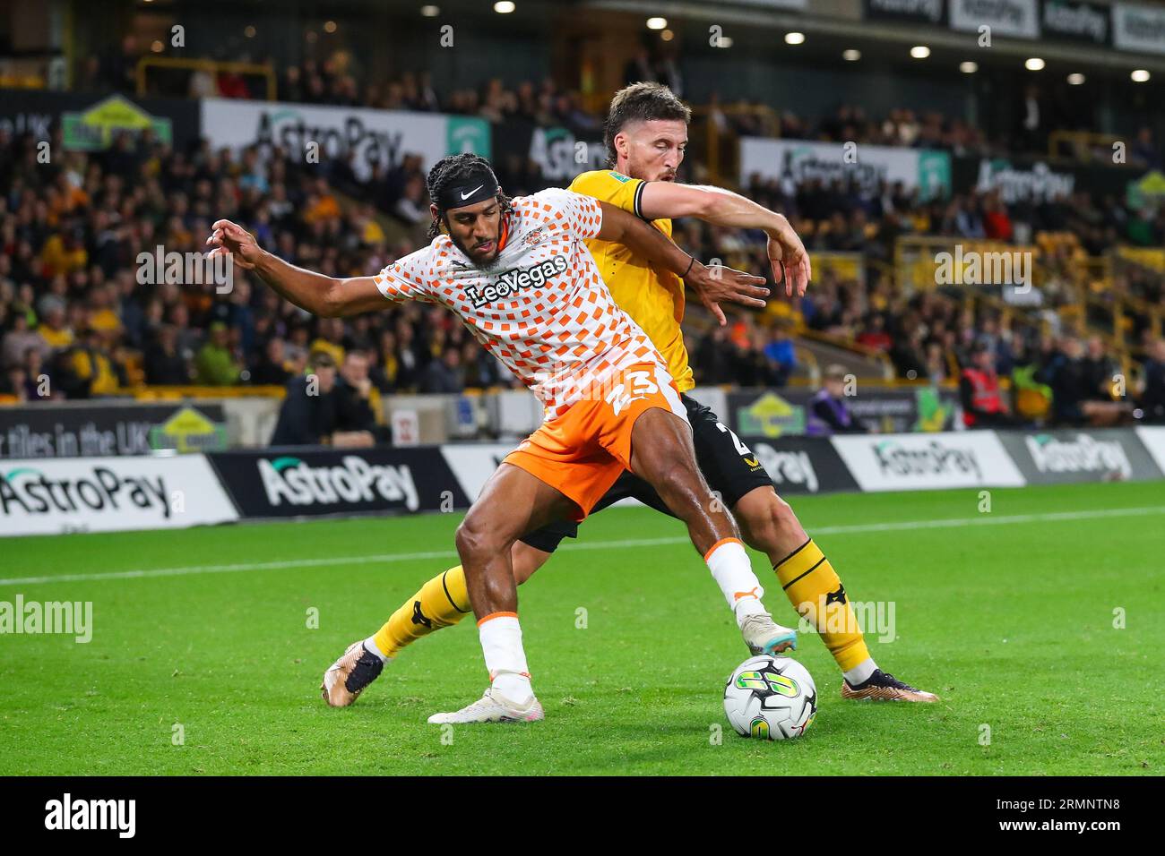 Dominic Thompson #23 de Blackpool retient Matt Doherty #2 de Wolverhampton Wanderers lors du match de la coupe Carabao Wolverhampton Wanderers vs Blackpool à Molineux, Wolverhampton, Royaume-Uni, le 29 août 2023 (photo de Gareth Evans/News Images) Banque D'Images