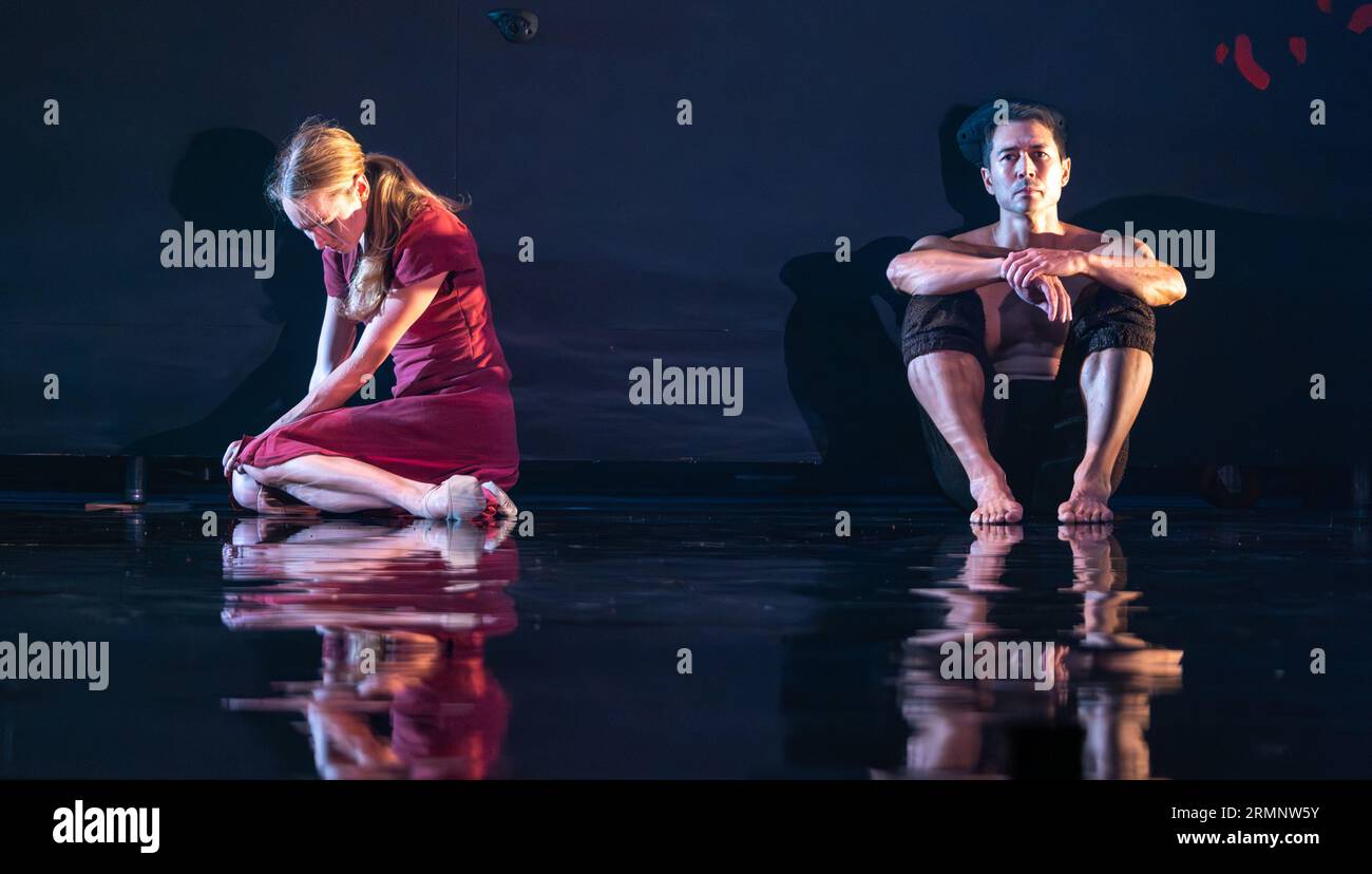 Scène de danse Phaedra avec Tommy Franzen dans le rôle de Bacchus et Isabel Lubach dans le rôle d'Ariadne, Edinburgh International Festival, Ecosse, Royaume-Uni Banque D'Images
