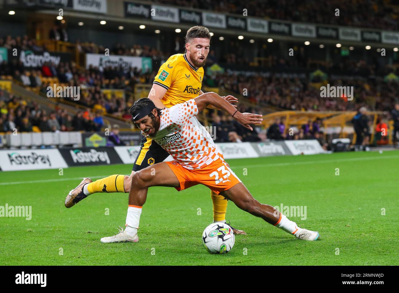 Dominic Thompson #23 de Blackpool retient Matt Doherty #2 de Wolverhampton Wanderers lors du match de la coupe Carabao Wolverhampton Wanderers vs Blackpool à Molineux, Wolverhampton, Royaume-Uni, le 29 août 2023 (photo Gareth Evans/News Images) in, le 8/29/2023. (Photo Gareth Evans/News Images/Sipa USA) crédit : SIPA USA/Alamy Live News Banque D'Images