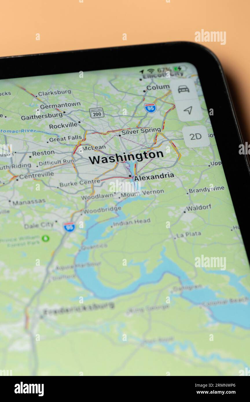 New York, États-Unis - 24 août 2023 : trafic automobile à Washington sur l'application google Maps sur l'écran de tablette vue rapprochée Banque D'Images