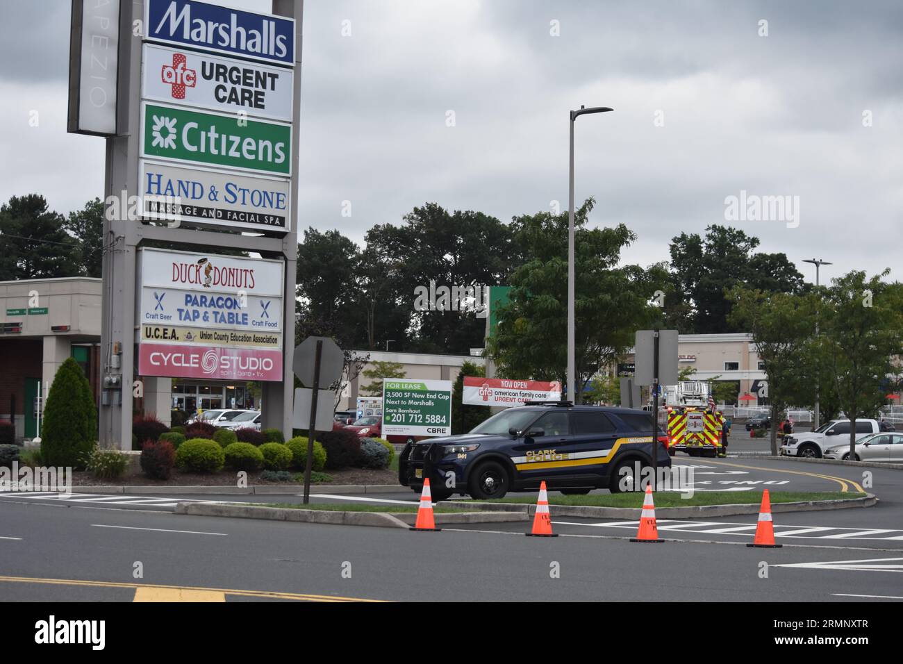 Clark, États-Unis. 29 août 2023. Les autorités enquêtent sur l'alerte à la bombe dans un magasin Target du New Jersey. Les autorités ont répondu à une alerte à la bombe à Target à Clark, New Jersey mardi matin. Les clients et le personnel ont été conduits hors du magasin pendant que la police enquêtait. Des alertes à la bombe ont eu lieu dans plusieurs États à travers les États-Unis d'Amérique mardi affectant de nombreux endroits. (Photo de Kyle Mazza/SOPA Images/Sipa USA) crédit : SIPA USA/Alamy Live News Banque D'Images