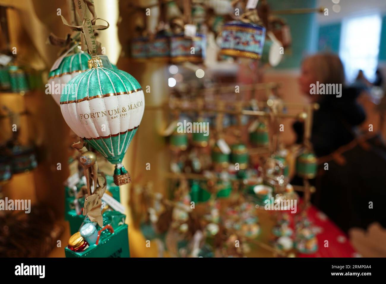 Londres, Royaume-Uni - 29 octobre 2022 : les acheteurs achètent des cadeaux de Noël chez Fortnum et Mason à Londres Banque D'Images