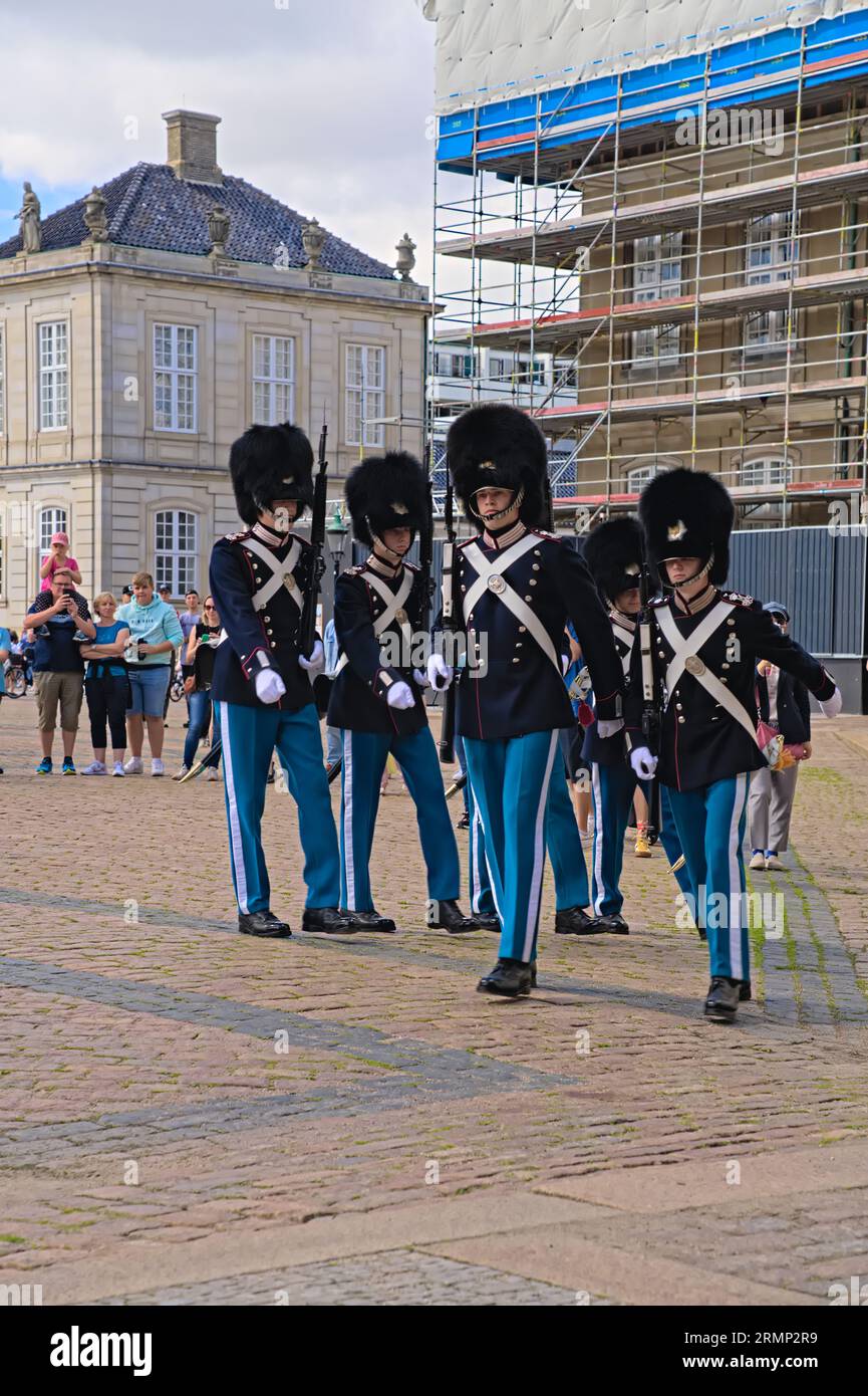 Unité des Royal Life Guards marchant en ligne et soulageant la garde sortante au poste. Relève de la garde au palais Amalienborg à Copenhague Banque D'Images